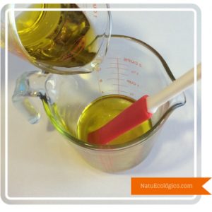 Echando Aceite de Oliva sobre Aceite de Coco