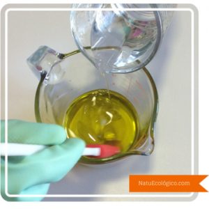 Añadiendo mezcla de agua y potasa sobre Aceites