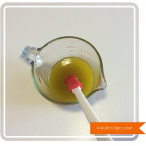 Moviendo mezcla de agua, potasa y aceites