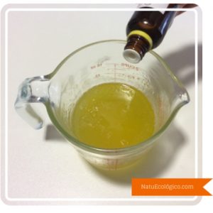 Añadiendo Aceite Esencial al Gel Ducha Casero