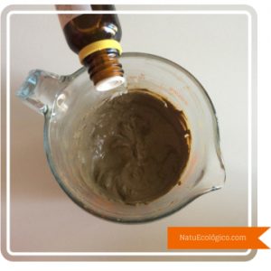 Añadiendo Aceites Esenciales de Limón y Árbol de Té